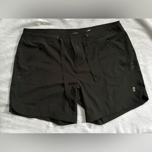 Free Country women’s 2XL(18) black drawstring, active shorts, zip side pockets
